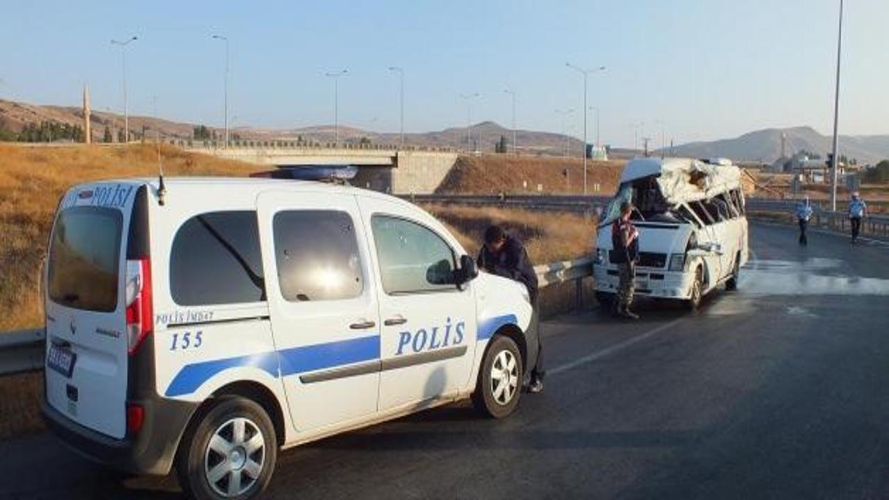 Sivas'ta minibüs devrildi: 3 ölü, 14 yaralı