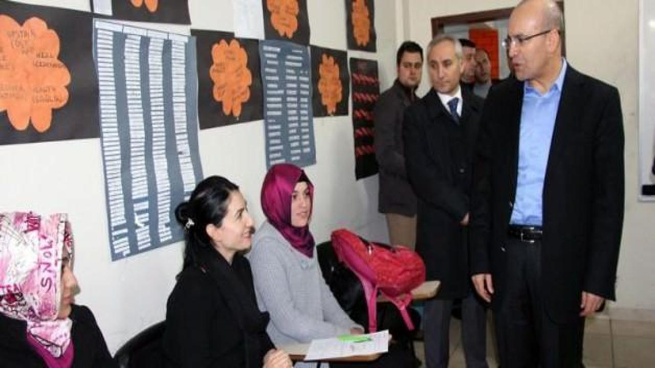 Bakan Şimşek'in İngilizcesi kursiyerleri terletti