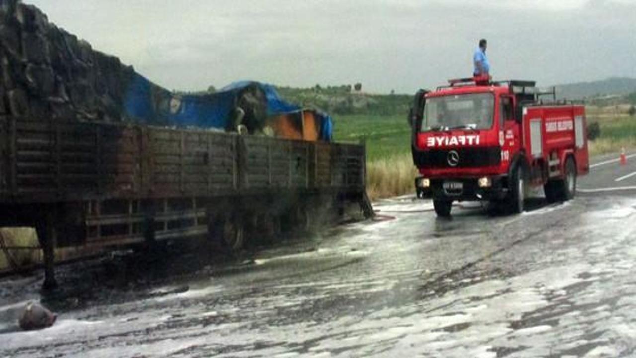 Balataları ısınan klor y&uuml;kl&uuml; TIR yandı