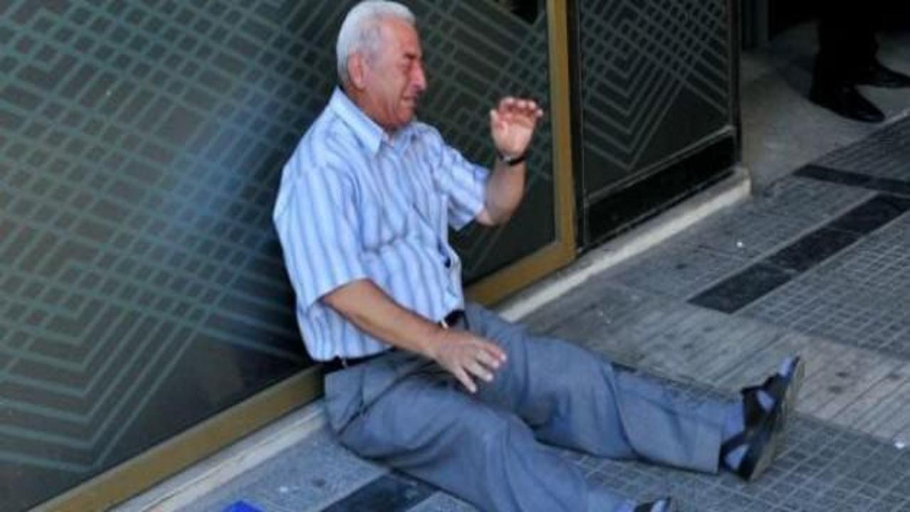 Banka önünde ağlayan Yunan emekliye yardım