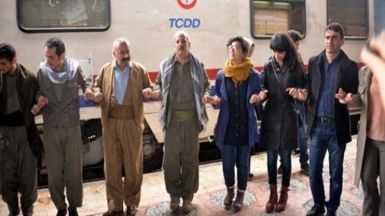 Barış Treni Diyarbakır'da halaylarla karşılandı