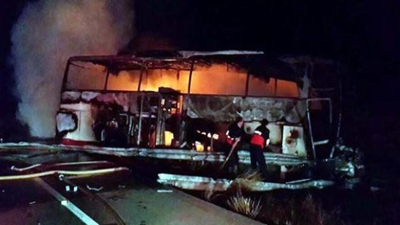 Bariyerlere &ccedil;arpan otob&uuml;s alev alev yandı