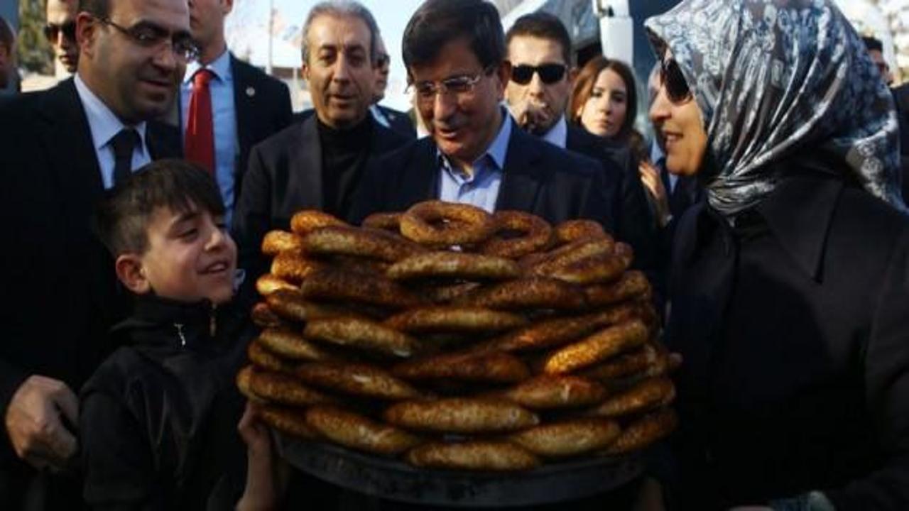 Başbakan Davutoğlu el öpüp simit dağıttı