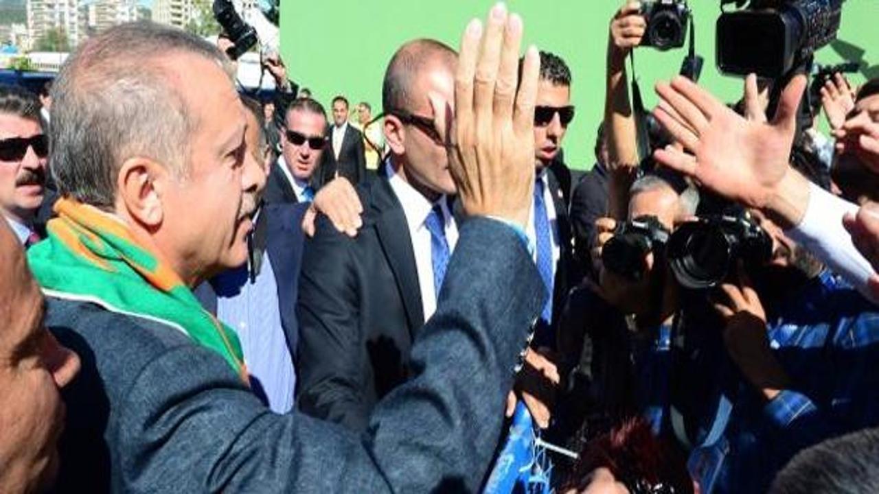Başbakan Erdoğan el öptürmedi 'çak' yaptı