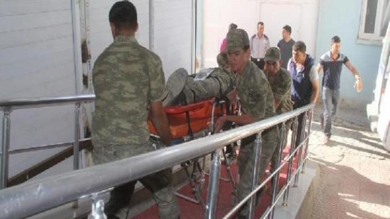 Başkale'de vinç devrildi: 2 asker yaralı 