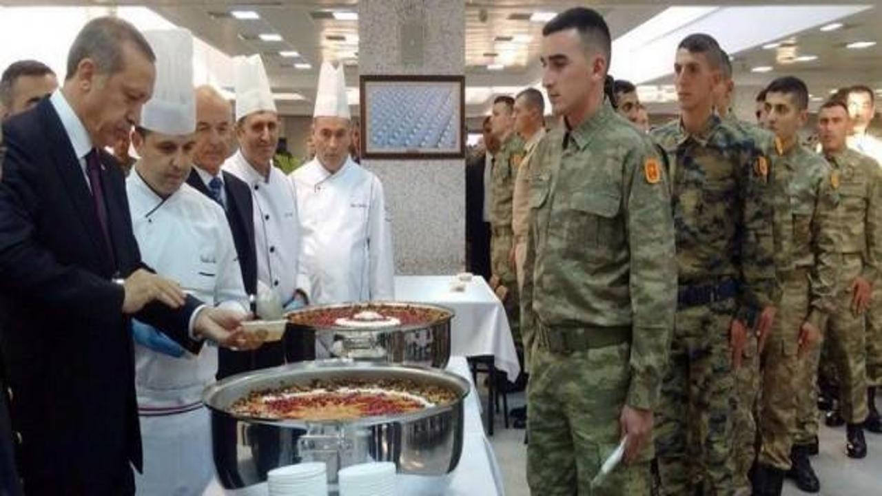 Başkomutan Erdoğan, Mehmetçiğe aşure dağıttı
