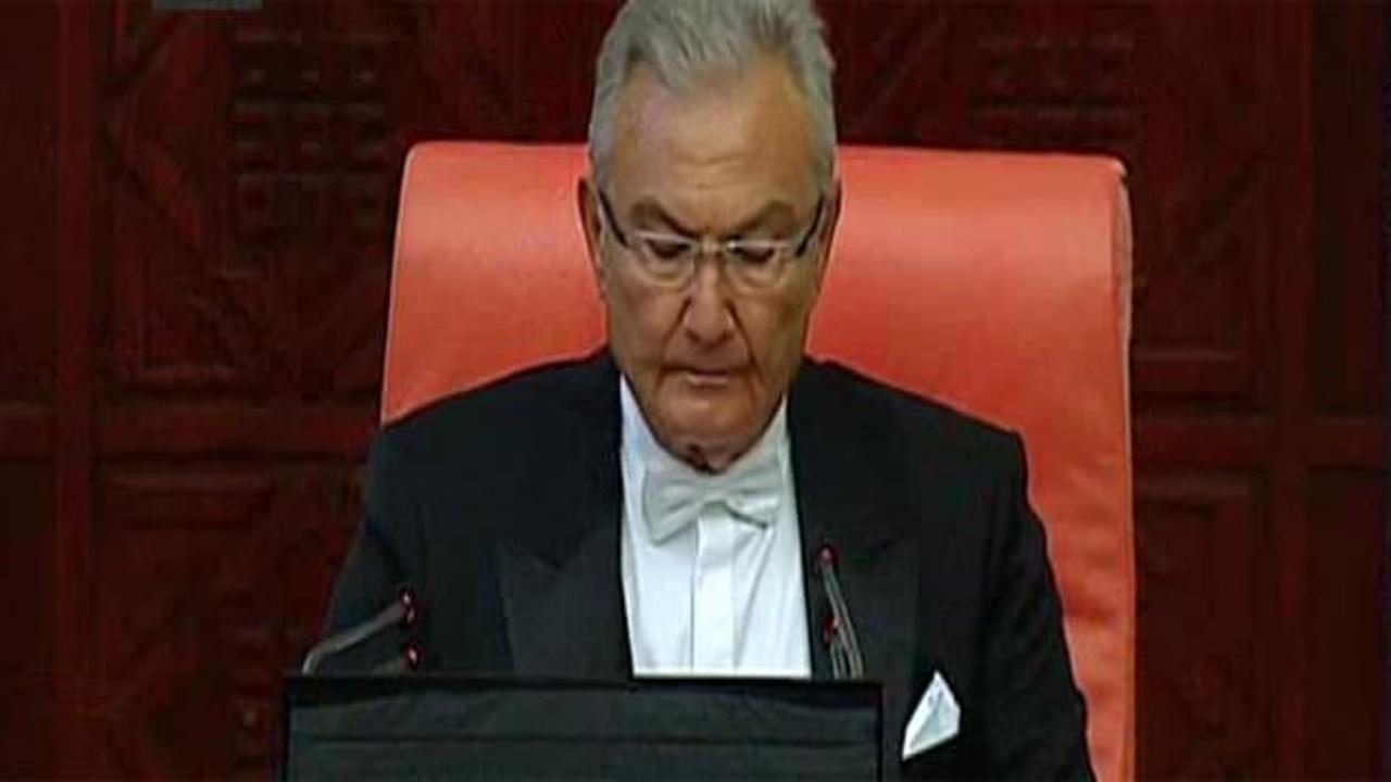 Baykal'ın İsmet Yılmaz'ı a&ccedil;ıklarken suratı d&uuml;şt&uuml;