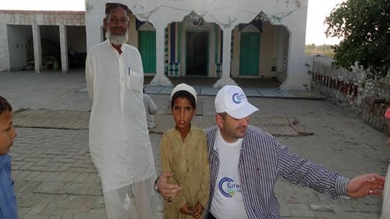 Bayramlıklar alınıyor, yetim y&uuml;rekler sevin&ccedil;le &ccedil;arpıyor