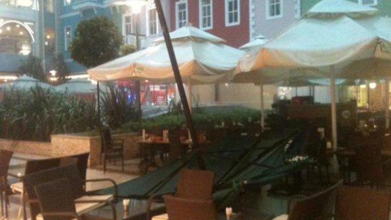 Beylikd&uuml;z&uuml;'nde alışveriş merkezini su bastı