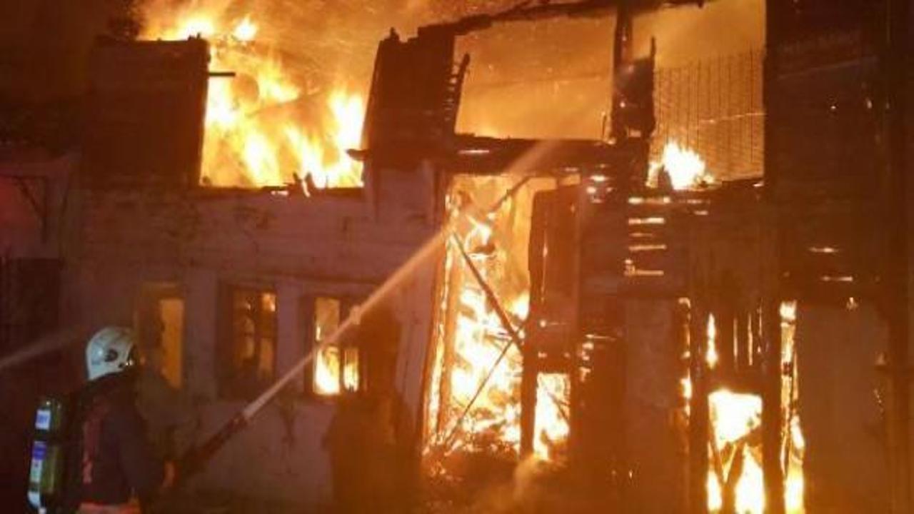 Beyoğlu'nda 2 katlı ahşap bina alev alev yandı