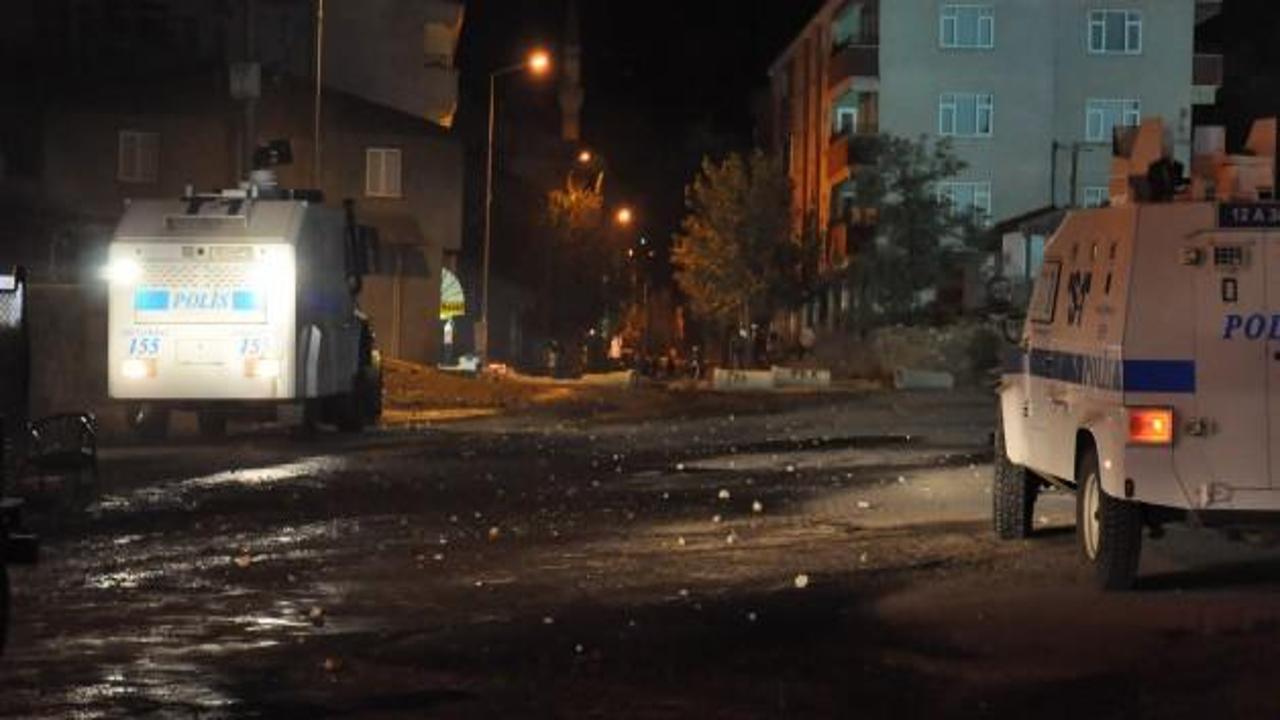 Bingöl'de PKK yandaşları yol kapattı
