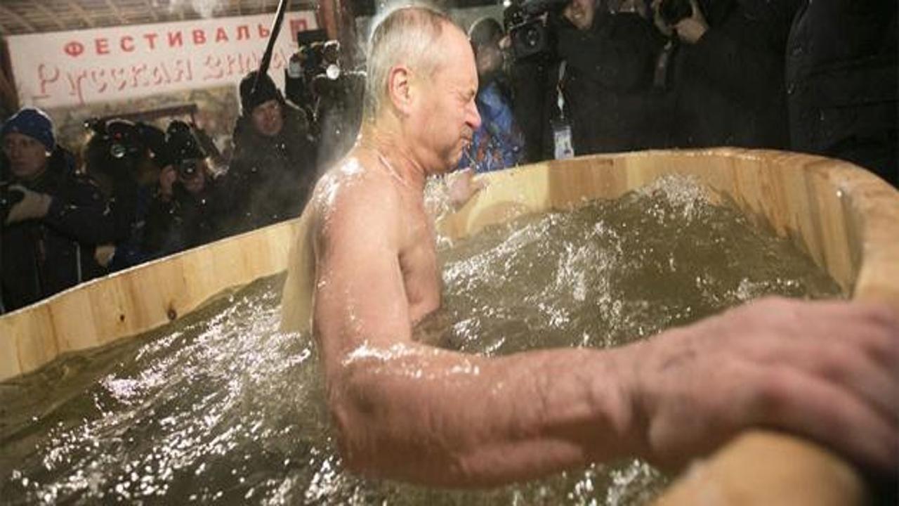 Binlerce kişi eksi 25 derecede suya girdi