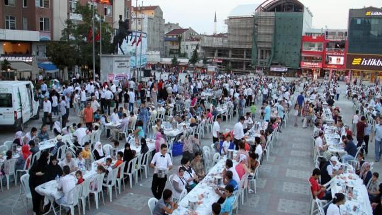 Binlerce kişi meydanda iftar açtı 