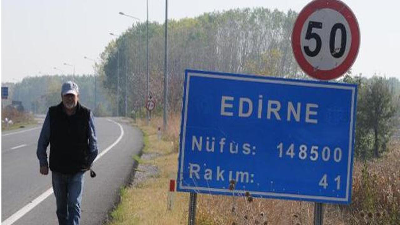 Bir sonraki tabelaya bakan bir kez daha baktı