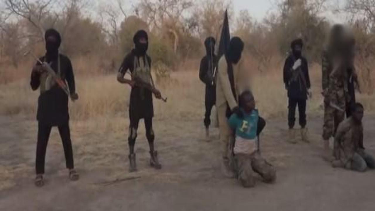 Boko Haram iki kişinin başını kesti