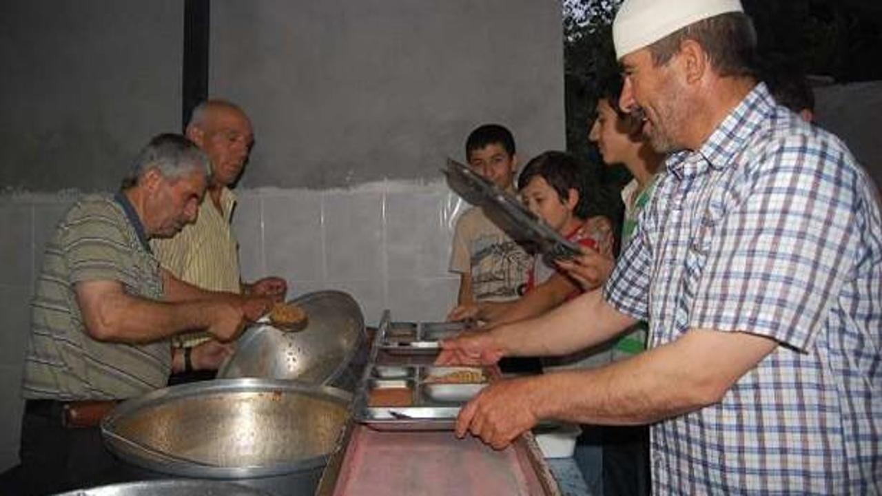 Bu k&ouml;yde t&uuml;m halk birlikte iftar yapıyor