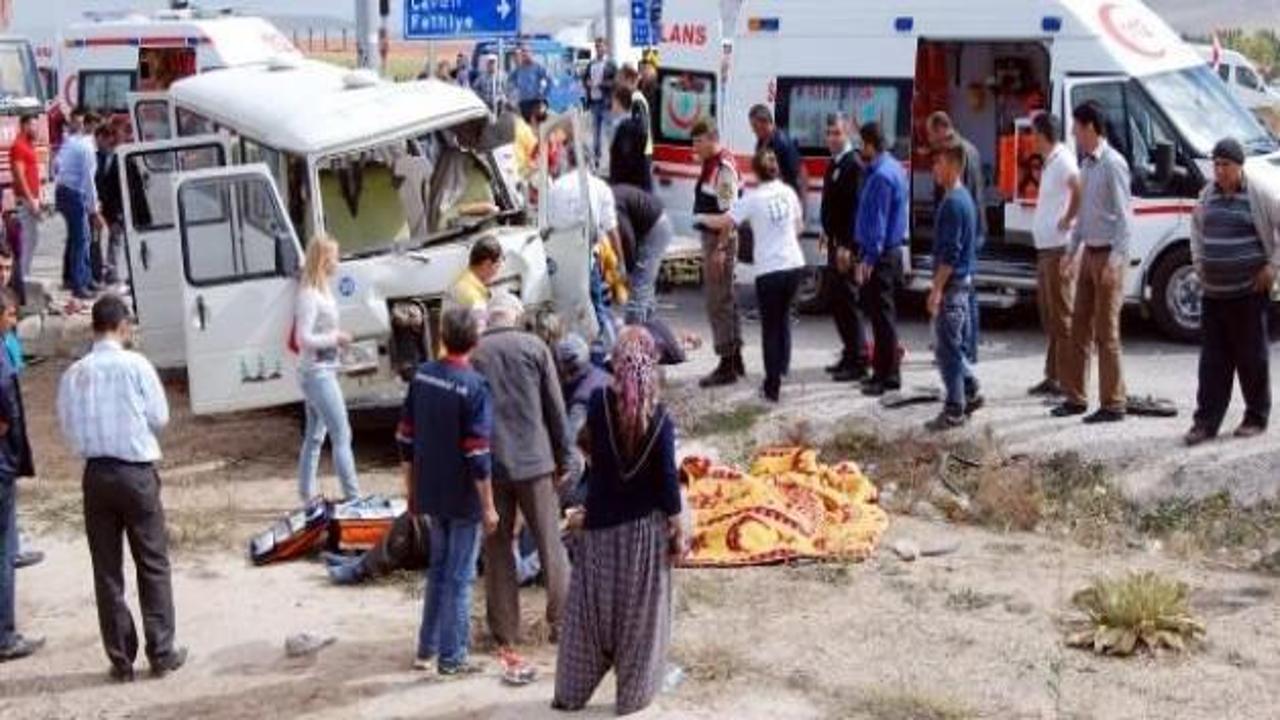 Burdur'da korkunç kaza: 3 ölü, 14 yaralı