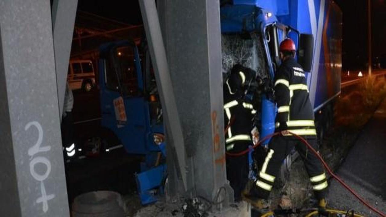 Bursa'da kamyon üst geçide çarptı: 1 ölü