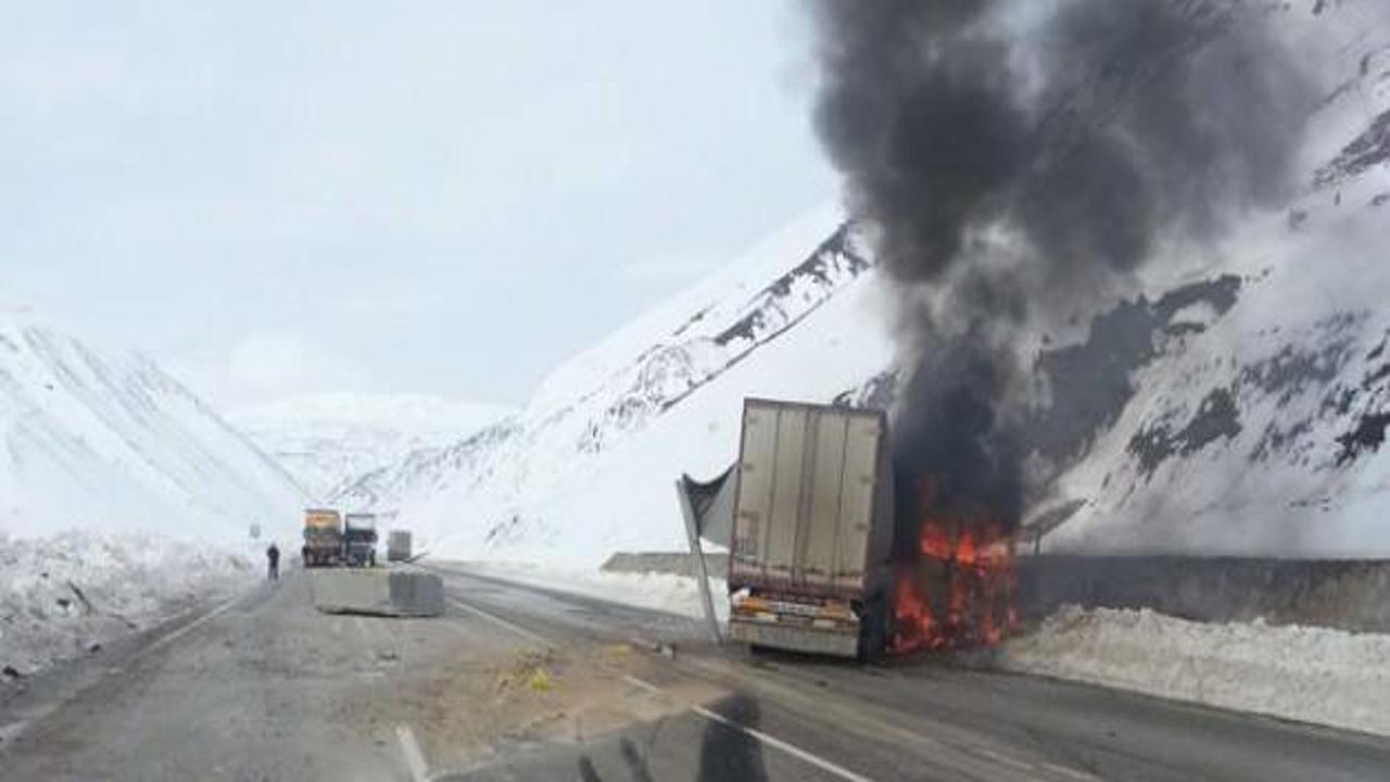 Buzda kayan TIR alev alev yandı