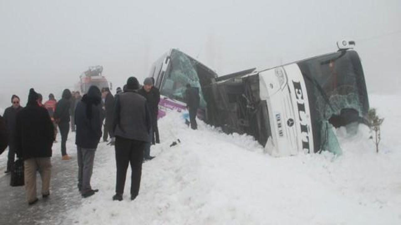 Buzlanan yolda iki otobüs devrildi: 27 yaralı