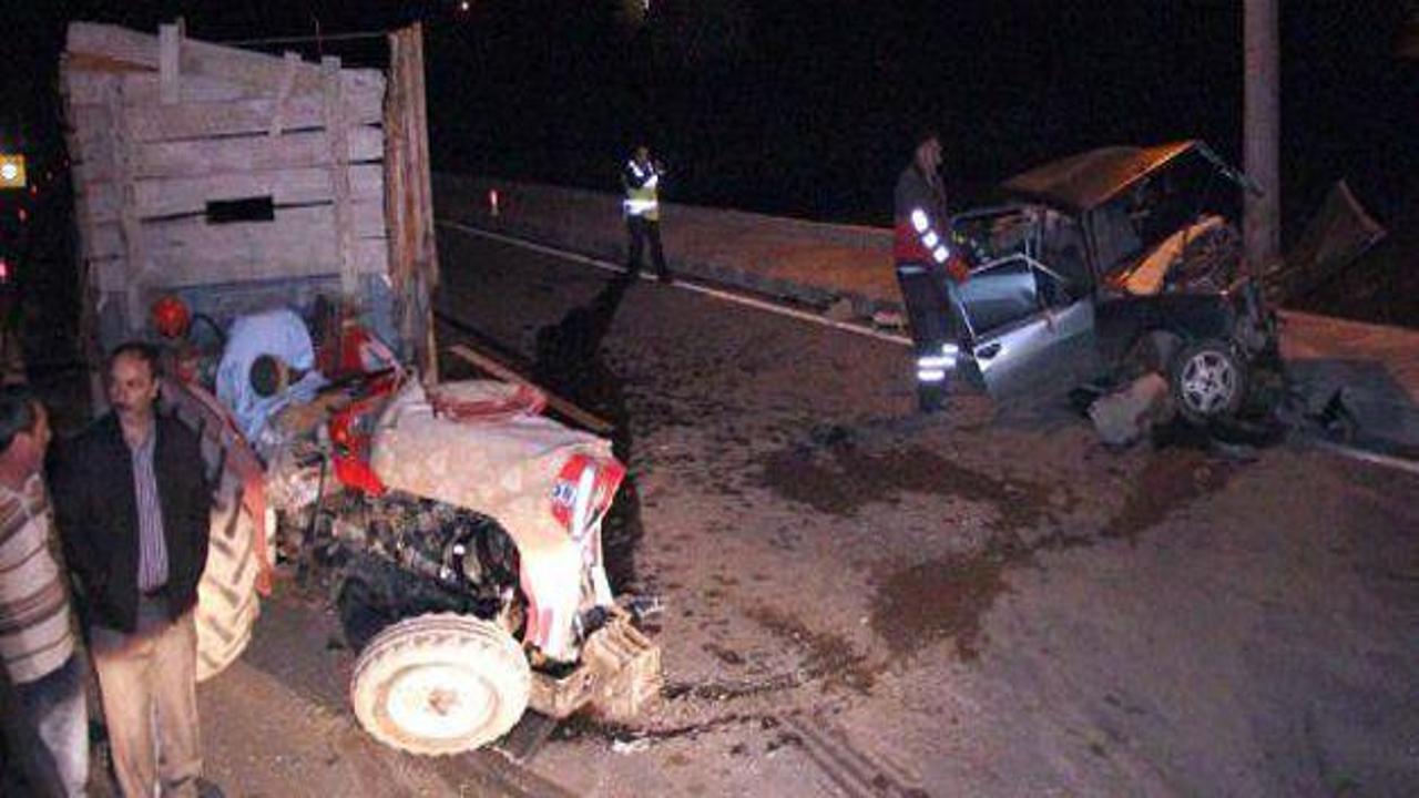 Otomobil traktörle çarpıştı: 1 ölü, 2 yaralı