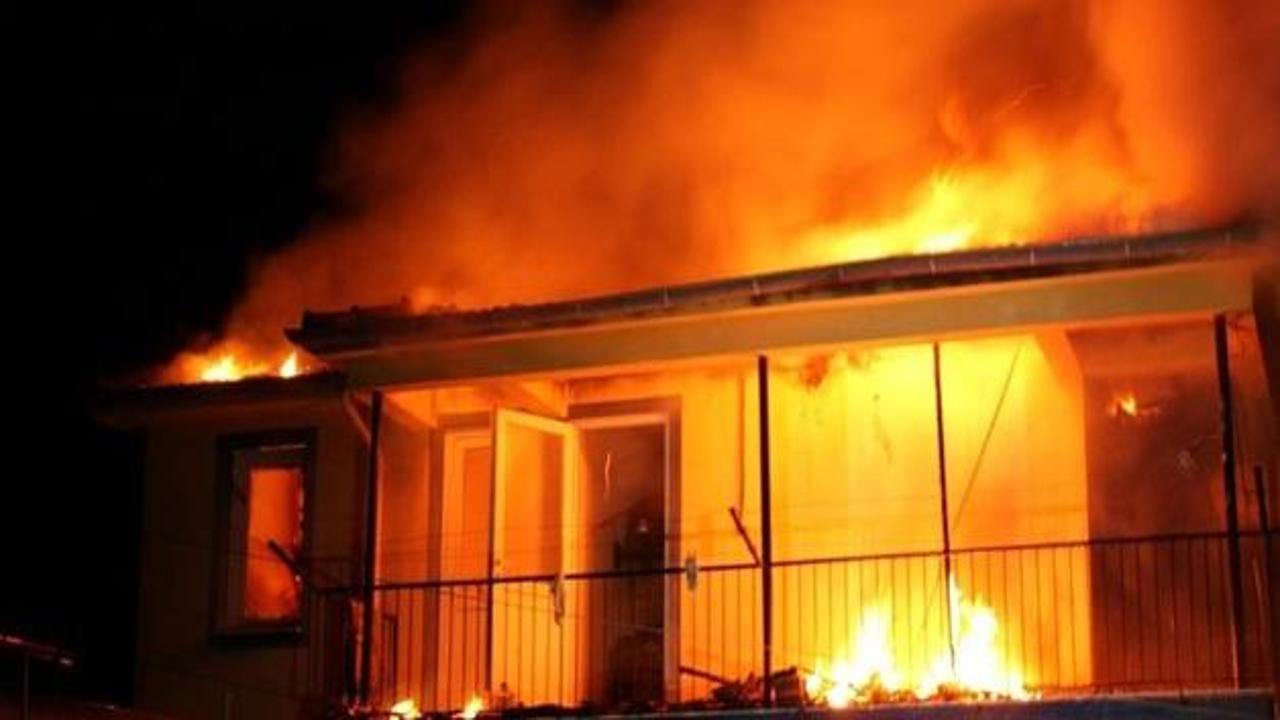 Çatı katında başlayan yangın evi kül etti