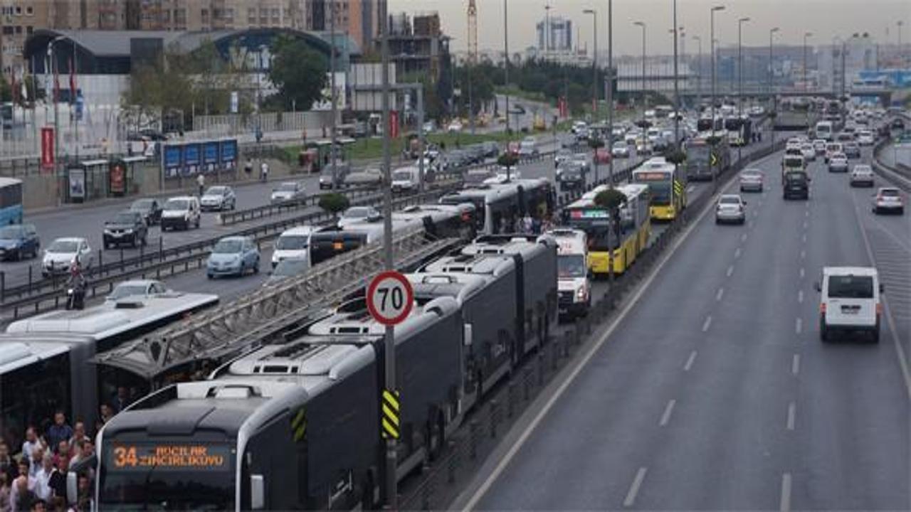 Sarı çizgiyi geçti Metrobüs çarptı