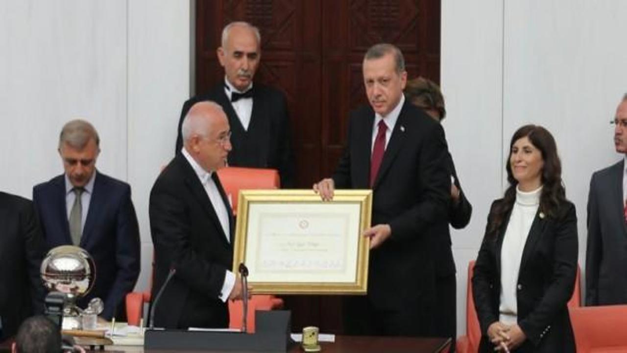 Çiçek, Erdoğan'ın mazbatasını duayla verdi