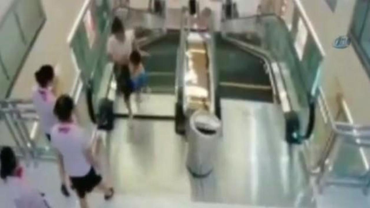 Çinli kadın yürüyen merdivende hayatını kaybetti