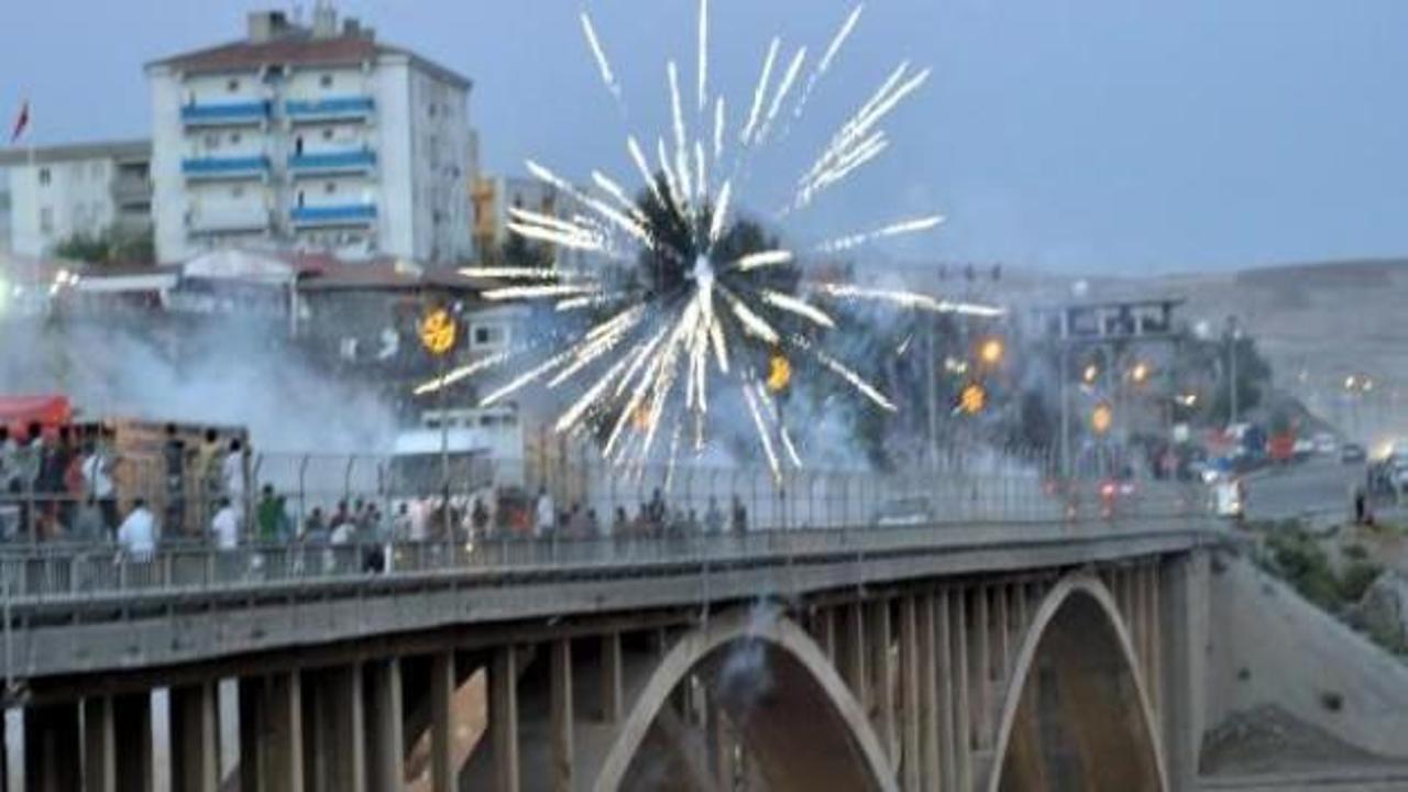 Cizre'de yol kapatan göstericilere müdahale