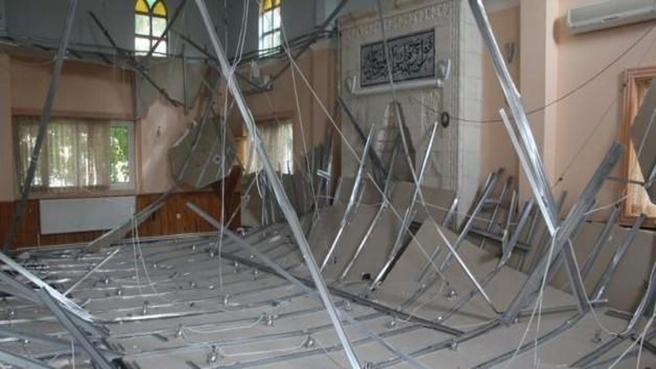 Cuma namazı sırasında caminin tavanı çöktü