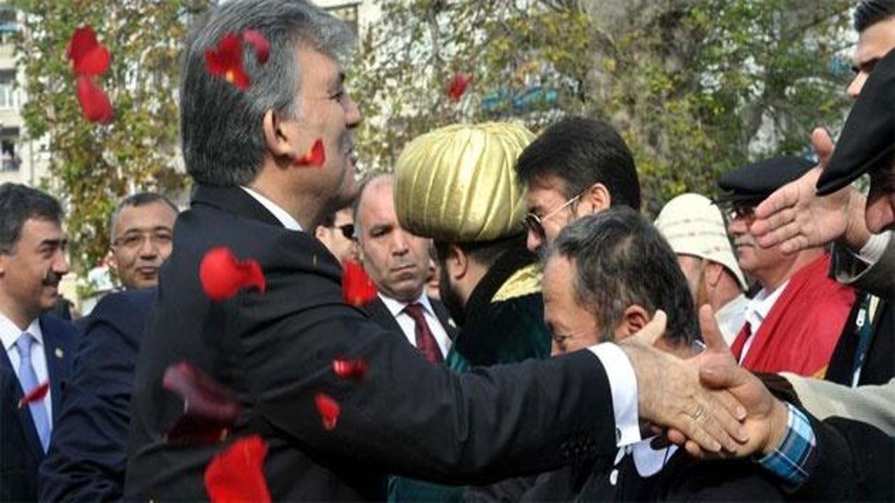 Cumhurbaşkanı Gül'ü güllerle karşıladılar