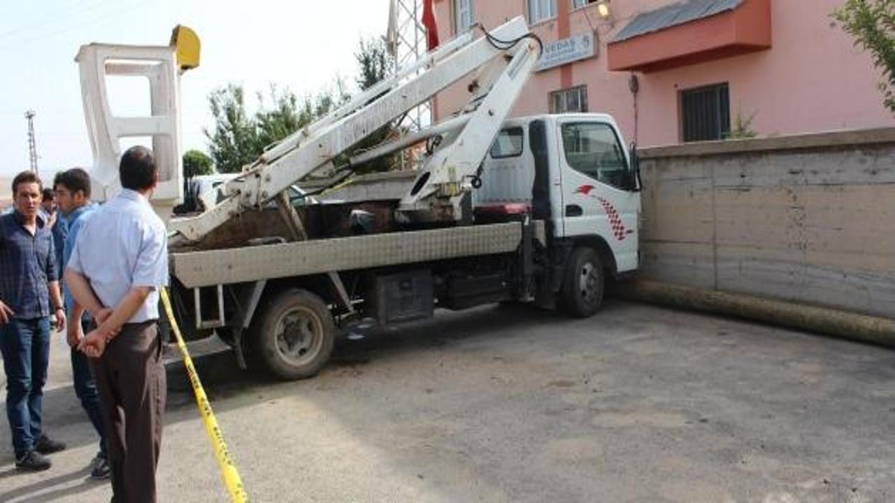 Bitlis'te 3 araç ve 3 konteyner yakıldı