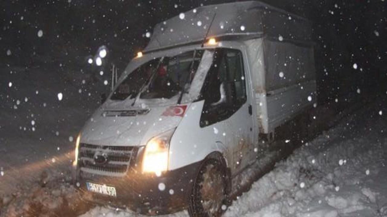 Dağda kalan 2 kişi donmak &uuml;zere kurtarıldı