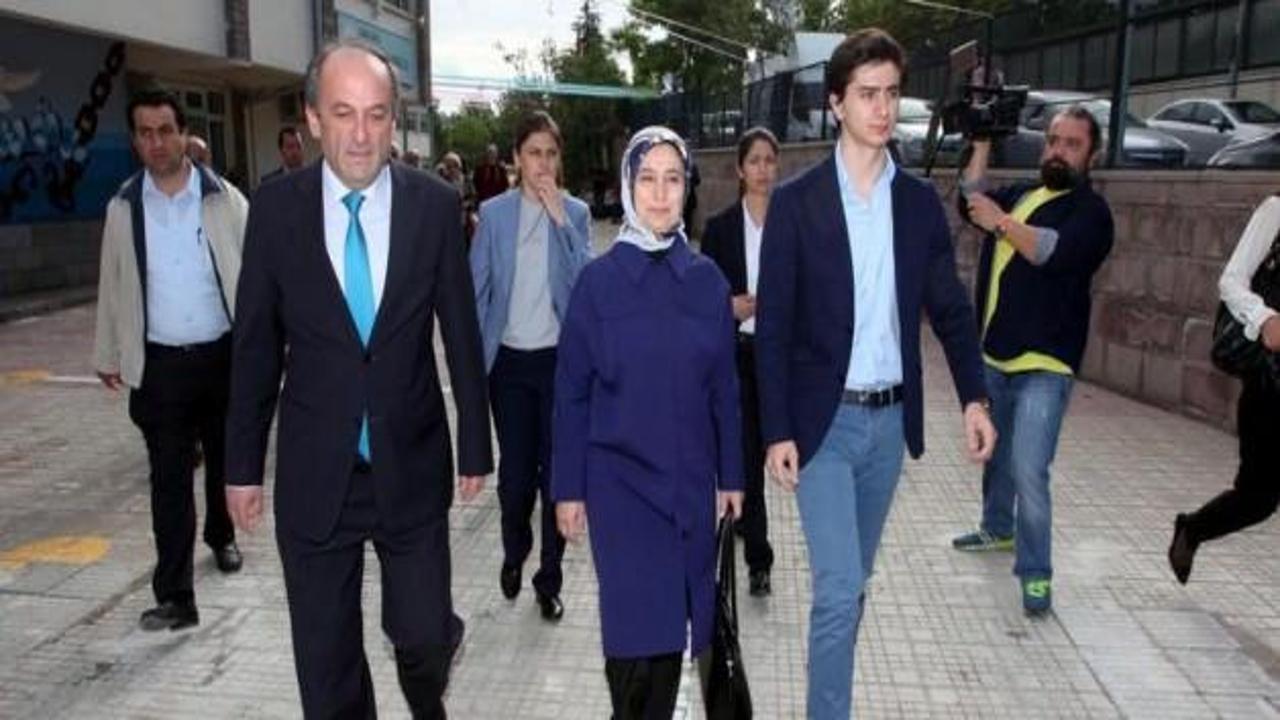 Davutoğlu'nun eşi ve oğlu oyunu kullandı