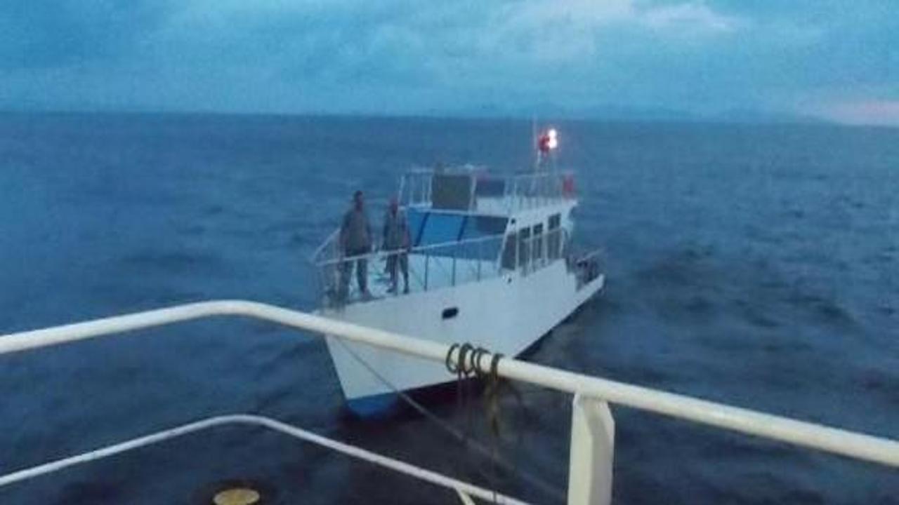 Denizde mahsur kalan 3 kişiyi gemi kurtardı