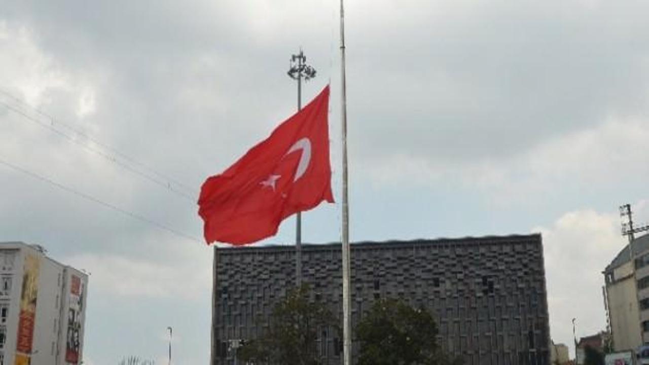 Dev Türk Bayrağı yarıya indirildi 