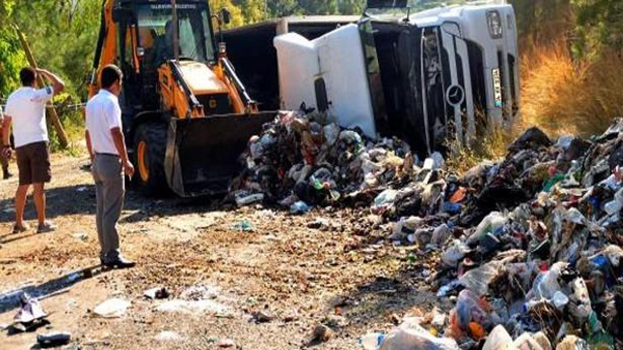 Devrilen &ccedil;&ouml;p TIR'ı ortalığı savaş alanına &ccedil;evirdi!