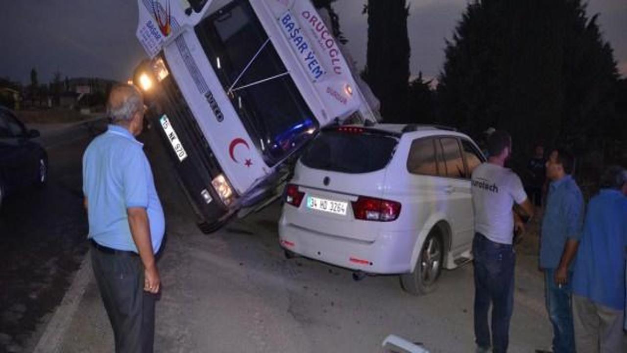 Burdur'da kamyon otomobilin üzerine devrildi: 2 yaralı