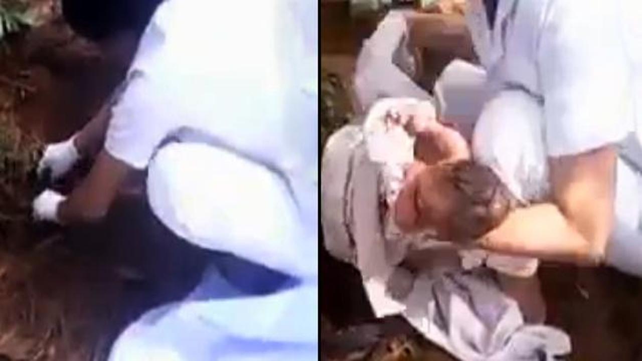 Diri diri g&ouml;m&uuml;len bebek mezardan canlı &ccedil;ıktı!