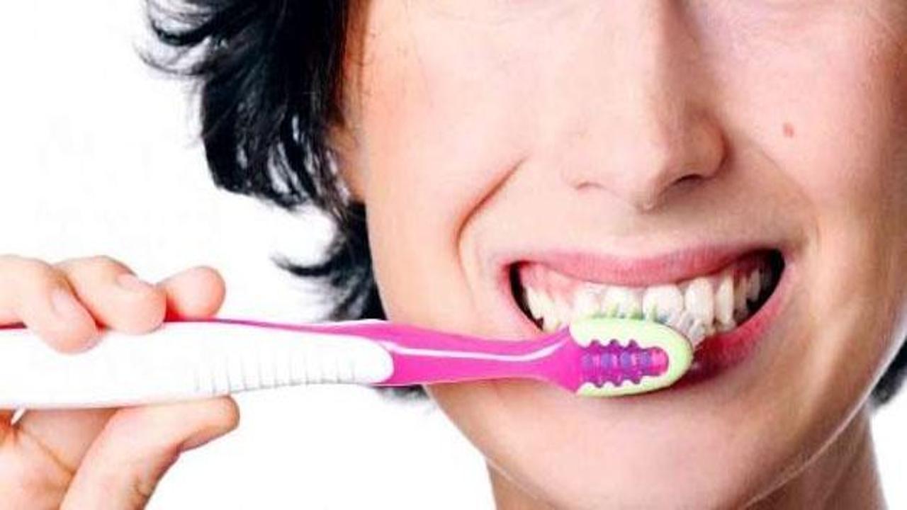 Dişlerini sert fırçalayanlar dikkat!