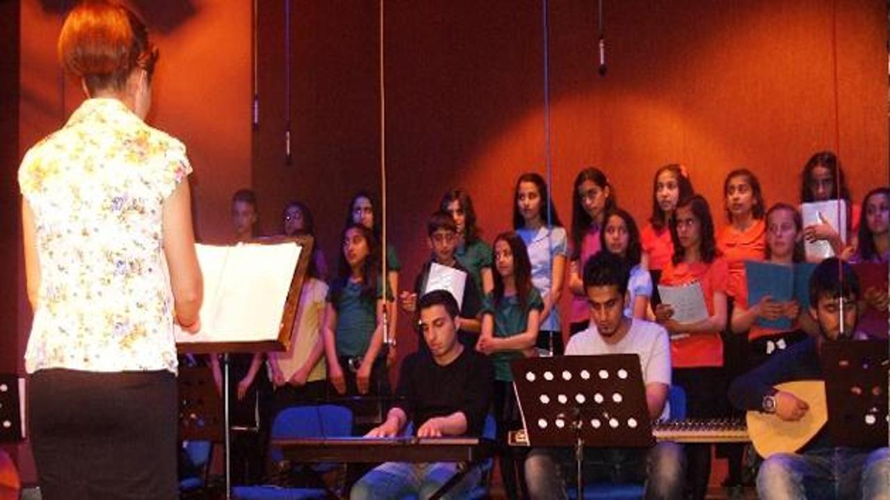 Diyarbakır'da 7 dilde konser