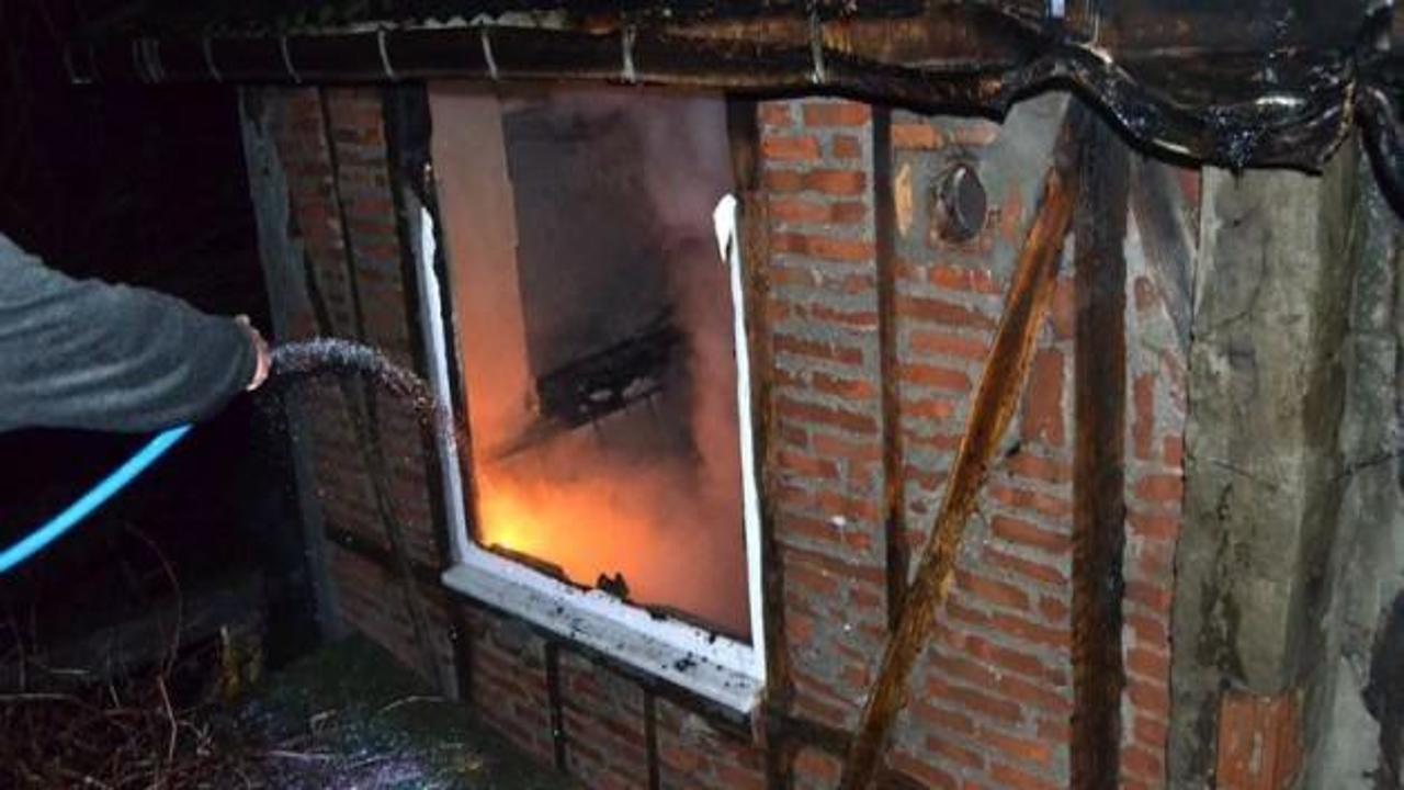 Düzce'de ahşap ev yandı