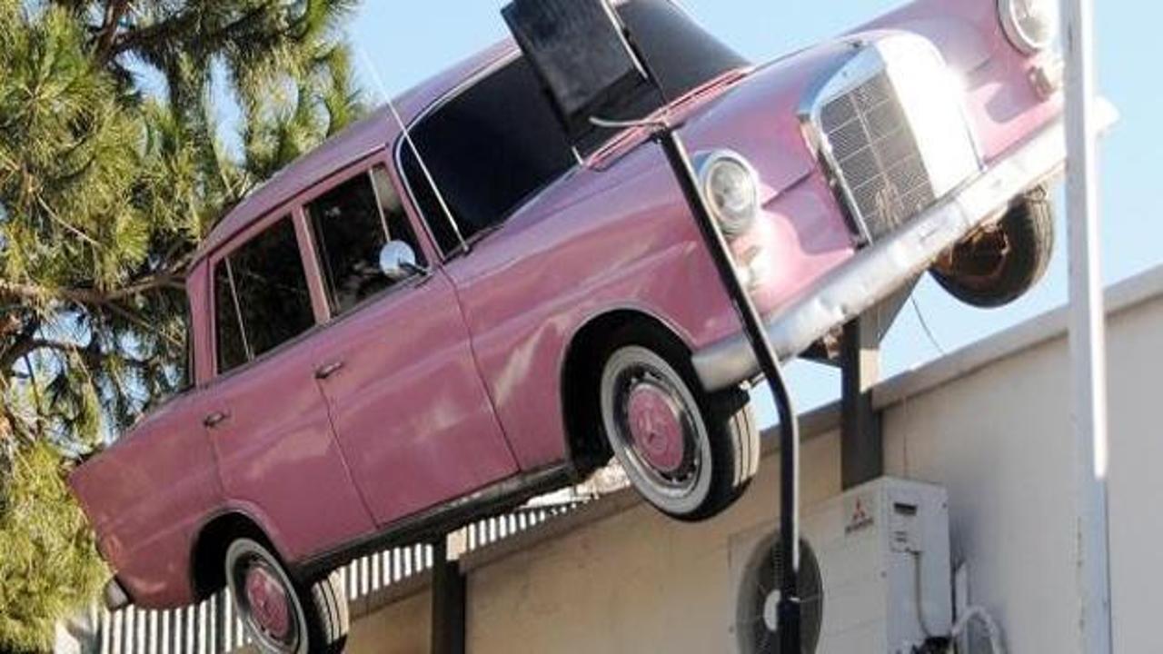 Düğün salonu terasında 63 model mercedes