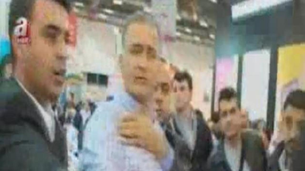 Ekrem Dumanlı T&Uuml;YAP'ta gazeteciyi tokatladı mı? 