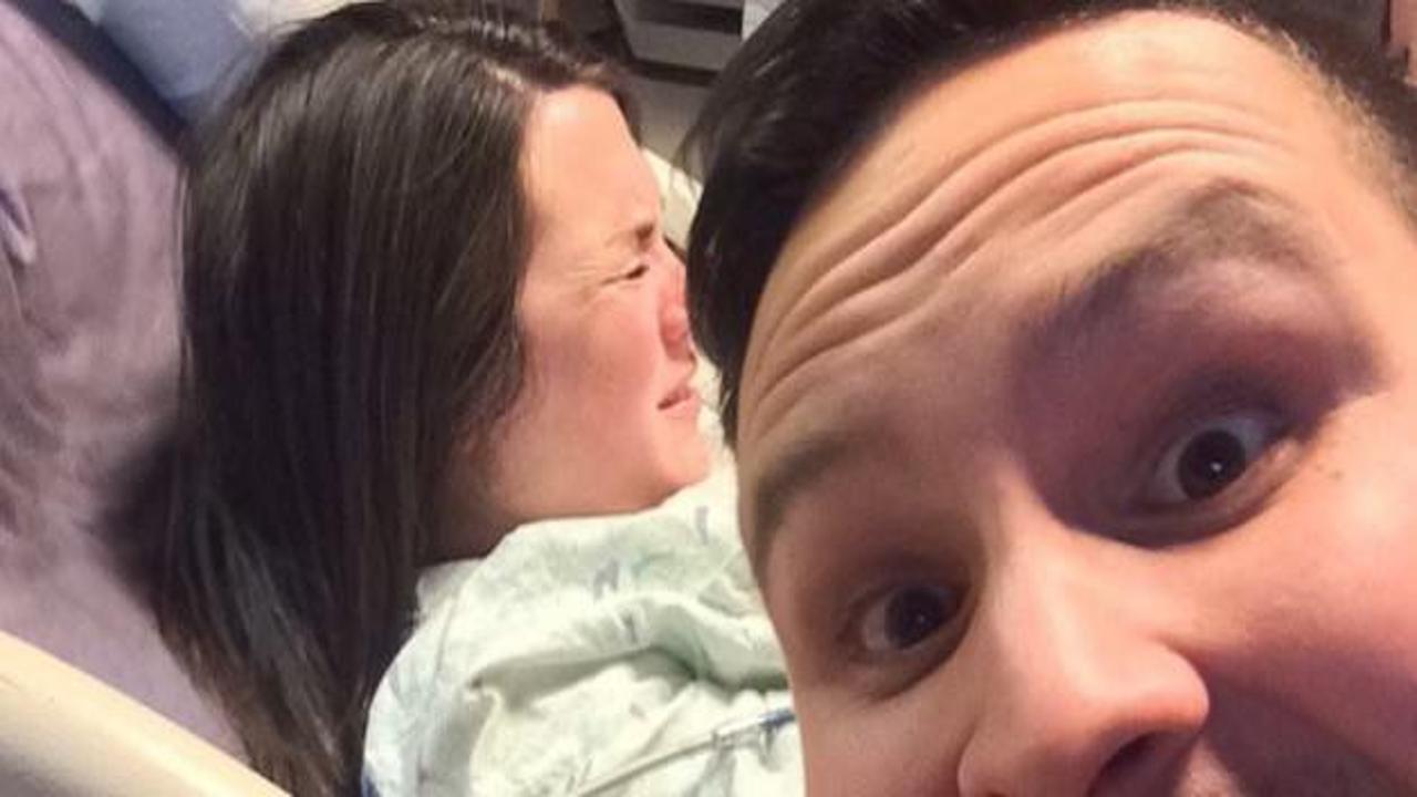 Çılgınlığı abarttı: Eşi doğururken selfie çekti!