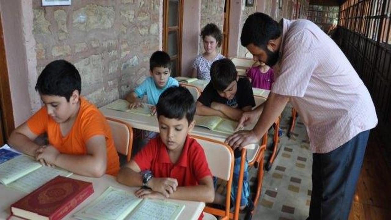 Suriyeli imam Arapça öğreterek geçimini sağlıyor
