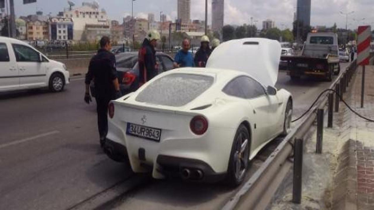 E-5'te Ferrari yandı trafik karıştı!