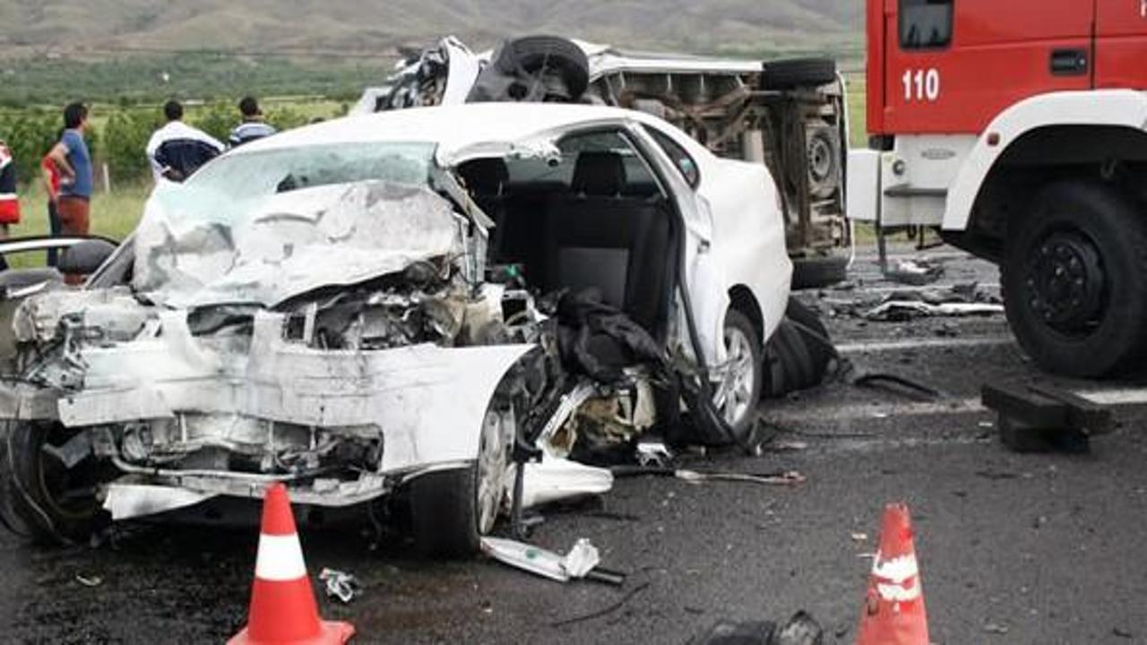 Elazığ'da trafik kazası: 2 &ouml;l&uuml;, 10 yaralı