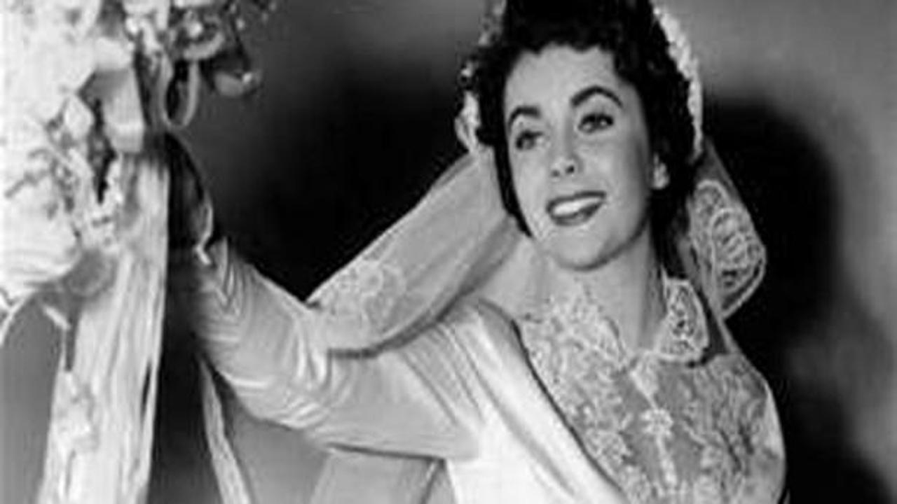 Elizabeth Taylor'un gelinliği a&ccedil;ık artırmaya &ccedil;ıkıyor